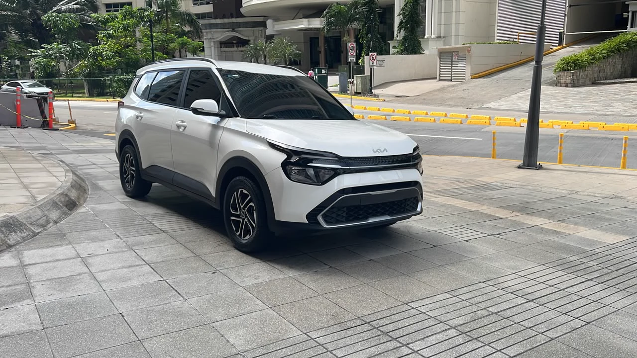 White Kia SUV used for our private transportation service